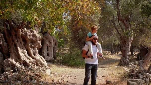 Viaja Con Gente Padre Caucásico Niño Niña Caminando Juntos Explorando — Vídeo de stock