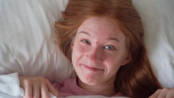 Zbliżenie Piękne Młoda Kobieta Nastolatka Leży Łóżku Pokryty Kocem Widok — Wideo stockowe