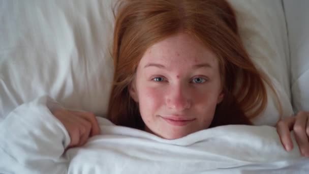 Nahaufnahme Von Schöne Junge Frau Teenage Girl Liegt Bett Mit — Stockvideo