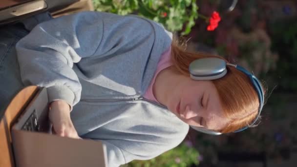 Teenager Mädchen Kopfhörer Mit Laptop Smartphone Café Freien Trinken Kaffee — Stockvideo