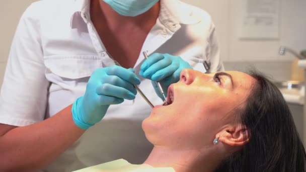 Dentysta Badający Jamy Ustnej Jamy Ustnej Pacjenta Fotelu Stomatologicznym Lustrem — Wideo stockowe
