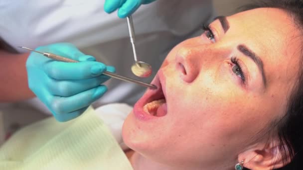 Dokter Gigi Memeriksa Rongga Mulut Pasien Kursi Gigi Dengan Cermin — Stok Video