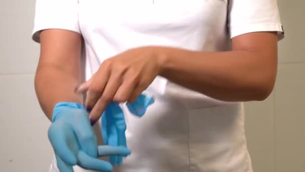 Close Vrouw Medisch Kantoor Kliniek Zet Latex Handschoen Veilige Medicijnen — Stockvideo