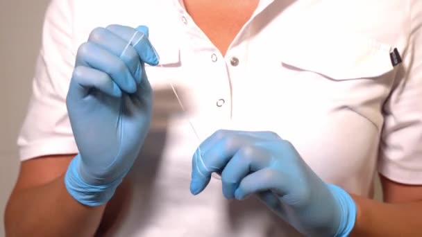 Zahnarzthände Aus Nächster Nähe Medizinischen Handschuhen Zahnseide Mit Zahnpflege Hygiene — Stockvideo