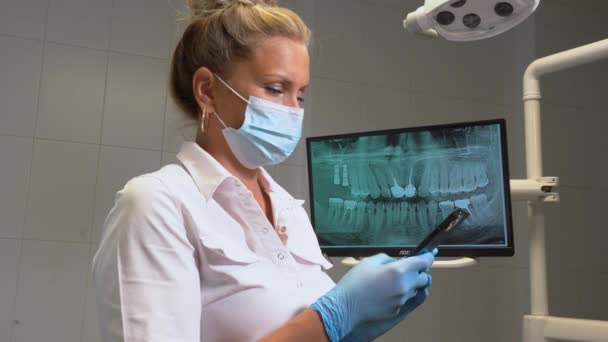 牙科医生手消毒手套在牙科诊所的监视器上有绿色屏幕手机 牙齿矫正专家滚动智能手机彩色键屏模型模板展示牙齿 — 图库视频影像