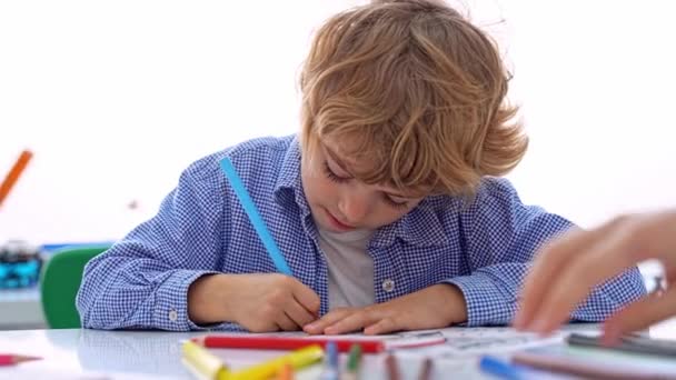 在学校的教育课上 孩子们用彩色铅笔画画 艺术创作课发展想像力精细运动技巧 — 图库视频影像