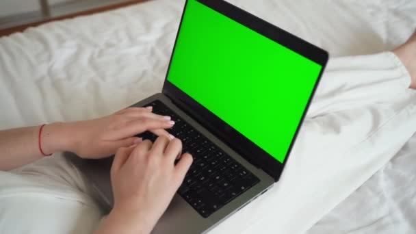 Laptop Yeşil Boş Ekran Chroma Anahtarı Kullanan Beyaz Kız Ellerini — Stok video