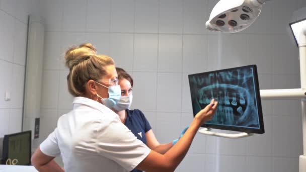 Dentysta Ręka Zbadać Badania Zębów Jamy Ustnej Rentgen Monitorze Opisać — Wideo stockowe