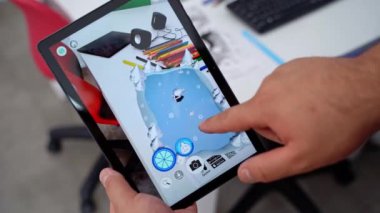 İzmir Türkiye 03.01.2023 Çocuk Oyunları Artırılmış Gerçekliği. Çocuk ellerini kapat. 3D aygıt ekranı çizerek dijital tableti oynat.