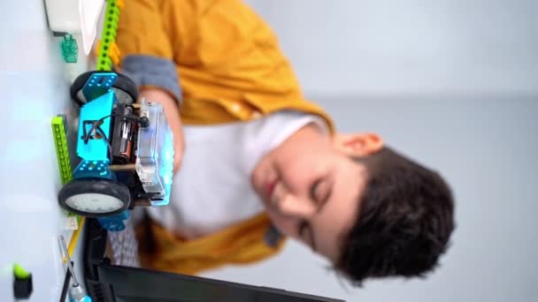 프로그래밍 클래스 어린이들은 Mbot 로봇을 구성합니다 생성자 노트북 태블릿 조이스틱을 — 비디오