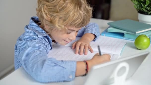 Lkokul Öğrencisi Erkek Kız Mektup Yazıyor Masa Başında Okuyor Beyaz — Stok video