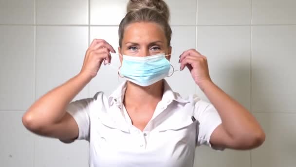 Жінка Лікар Ставить Обличчя Захисну Стерильну Маску Клініці Медичного Офісу — стокове відео
