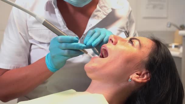 Dentista Examinando Cavidade Oral Boca Paciente Cadeira Dentária Com Espelho — Vídeo de Stock