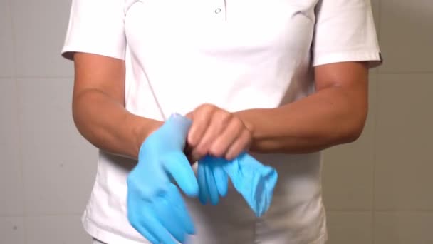 Ärztin Mit Steriler Gesichtsschutzmaske Arztpraxis Zieht Latex Handschuh Sichere Medizin — Stockvideo