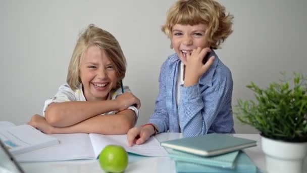 Δημοτικό Δημοτικό Γυμνάσιο Αγόρι Κορίτσι Αδέλφια Σπουδάζουν Στο Τραπέζι Του — Αρχείο Βίντεο