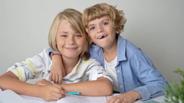 Δημοτικό Δημοτικό Γυμνάσιο Αγόρι Κορίτσι Αδέλφια Σπουδάζουν Στο Τραπέζι Του — Αρχείο Βίντεο