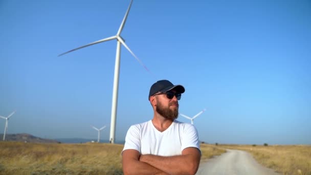 Rüzgâr Jeneratörüyle Kırsal Yolda Göğsün Üzerinde Duran Mutlu Kendine Güvenen — Stok video