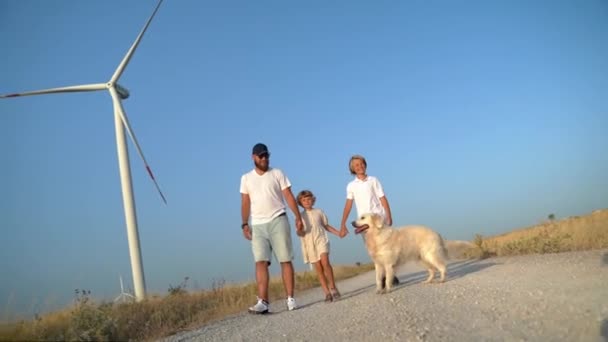 Lycklig Familj Far Barn Golden Retriever Hund Barn Flicka Promenader — Stockvideo