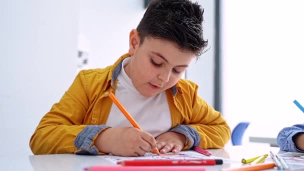 Παιδιά Ζωγραφική Πολύχρωμα Μολύβια Χρωματισμού Βιβλίο Στην Εκπαιδευτική Τάξη Στο — Αρχείο Βίντεο
