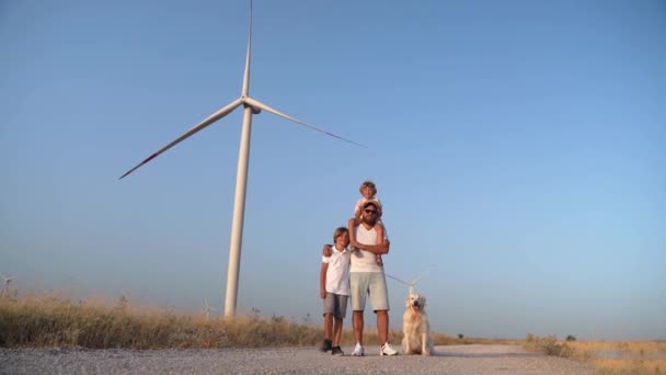Mutlu Aile Babası Çocuklar Golden Retriever Köpek Kızı Kırsal Yolda — Stok video