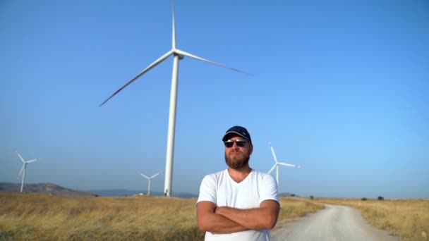 Glücklich Selbstbewusster Mann Der Mit Windkraftgenerator Auf Der Landstraße Feld — Stockvideo