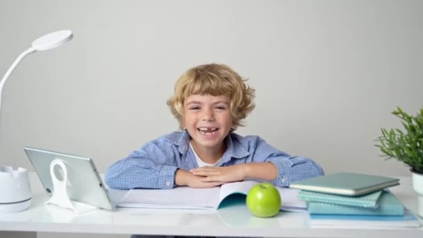 Elementär Skola Student Pojke Eller Flicka Skriva Brev Studera Vid — Stockvideo