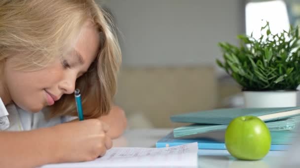 Sekolah Menengah Tersenyum Anak Laki Laki Duduk Meja Belajar Menulis — Stok Video