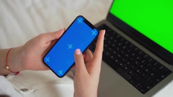 Zamknij Nastoletnie Ręce Pomocą Smartfona Zielony Niebieski Ekran Chroma Key — Wideo stockowe