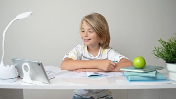 中学生笑着坐在课桌前 远程学习写书作业和平板电脑 在课堂上在家电子学习回到学校 儿童教育 — 图库视频影像