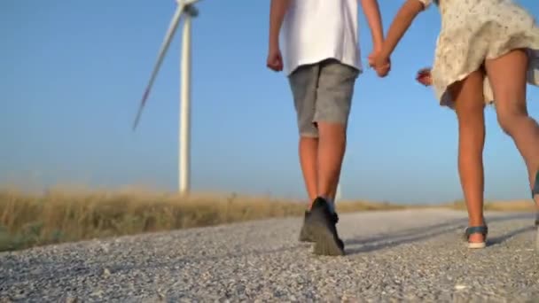 Glada Bekymmerslösa Barn Kör Barn Flicka Landsväg Fält Med Väderkvarn — Stockvideo