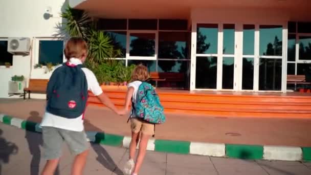Estudantes Escolares Crianças Com Mochilas Correndo Para Estudar Volta Escola — Vídeo de Stock