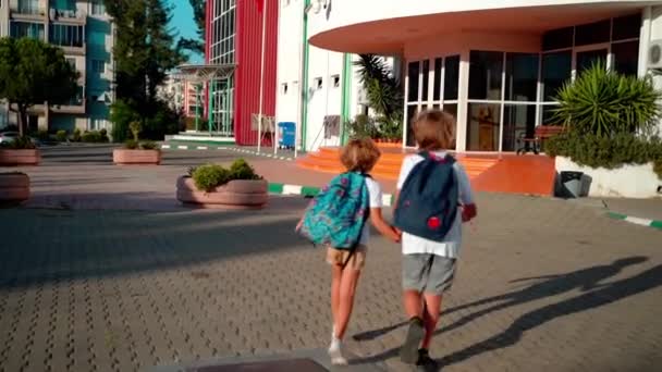 Шкільні Студенти Діти Рюкзаками Ходять Вчитися Повернутися Школи Освіта Початкових — стокове відео