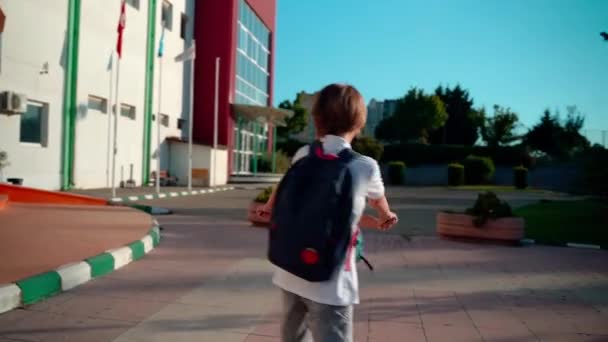 Skolelever Barn Med Ryggsäckar Som Leker Spinning Gården Studieuppehållet Tillbaka — Stockvideo