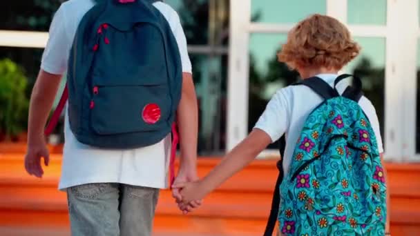 Close Estudiantes Escolares Niños Con Mochilas Caminando Para Estudiar Vuelta — Vídeos de Stock