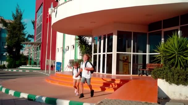 Uczniowie Plecakami Biegający Rodziców Zajęciach Lub Przerwie Wracać Szkoły Edukacja — Wideo stockowe