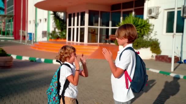 Студенти Які Грають Дворі Початкової Середньої Школи Повернутися Школи Освіта — стокове відео