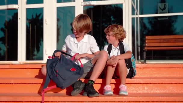 休息时 孩子们坐在门廊上 在学校的院子里吃午饭 分享食物 在户外休息 回到学校的常规 — 图库视频影像