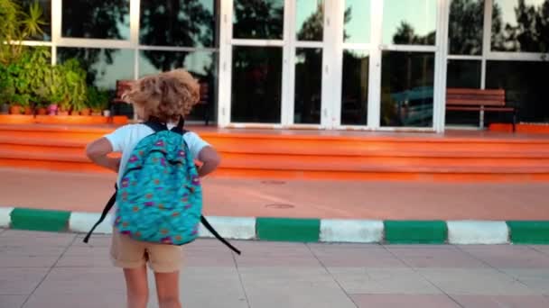 Niño Estudiante Escuela Con Mochilas Jugando Girar Patio Durante Descanso — Vídeos de Stock