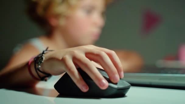 晚上在房间里用笔记本电脑进行远程教育 用电脑鼠标把孩子们的手关起来 做作业 写练习本 — 图库视频影像