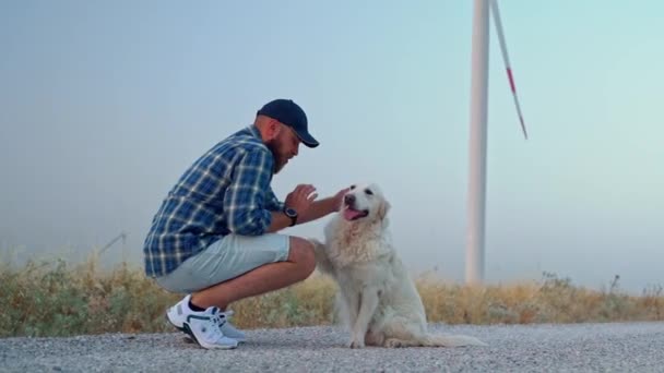 Happy Man Farmer Seu Cão Estimação Golden Retriever Caminhando Uma — Vídeo de Stock