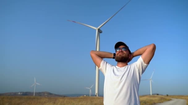 Šťastný Uvolněný Vousatý Muž Zvedající Ruce Užívající Cestování Při Západu — Stock video