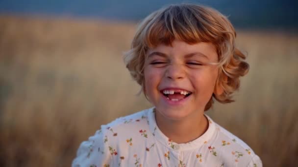 Enfant Fille Détendue Respirant Air Frais Regardant Caméra Souriant Ciel — Video