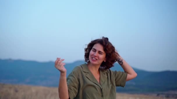 Rahat Bir Kadın Yaz Mevsiminde Dağlarda Gün Batımında Kollarını Kaldırarak — Stok video