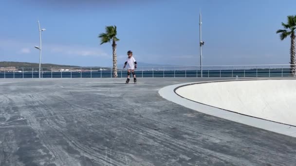 Little Girl Learn Inline Skating Roller Public Skate Park Summer — Stock Video
