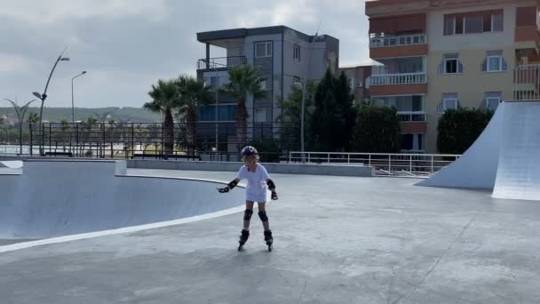 Meisje Leren Inline Schaatsen Met Roller Openbaar Skate Park Zomer — Stockvideo