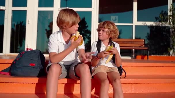 Gyerekek Szünetben Iskola Udvarán Ebédelnek Verandán Ülve Osszuk Meg Ételt — Stock videók