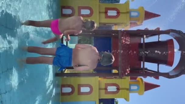 Glückliche Kinder Die Eine Wasserrutsche Hinunterfahren Kinder Die Den Sommerferien — Stockvideo