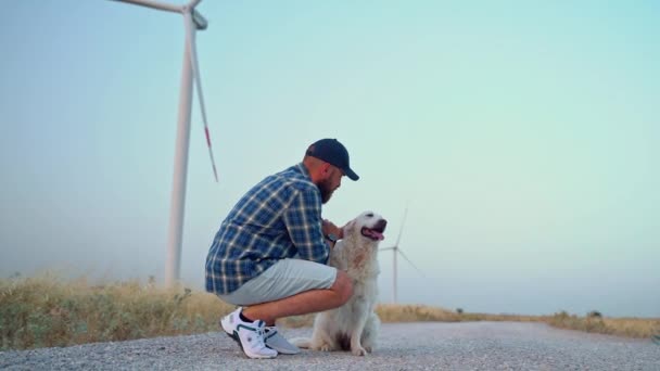 Happy Man Farmer Seu Cão Estimação Golden Retriever Caminhando Uma — Vídeo de Stock