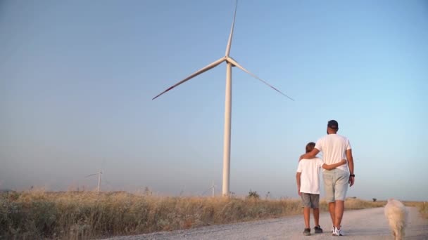아버지 산책과 농장에서 리트리버 친화적 가능한 효율적인 에너지 생활에서 시간을 — 비디오