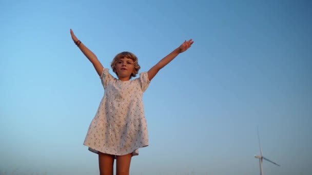 リラックスした子供の女の子は 夏に青い空の日没の上に腕を上げる新鮮な空気を呼吸します そして旅のコンセプト — ストック動画